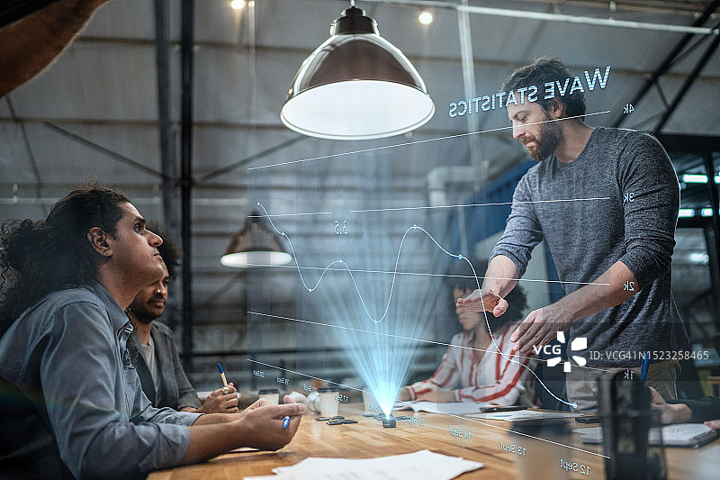 同事在办公室会议中使用增强现实设备图片素材