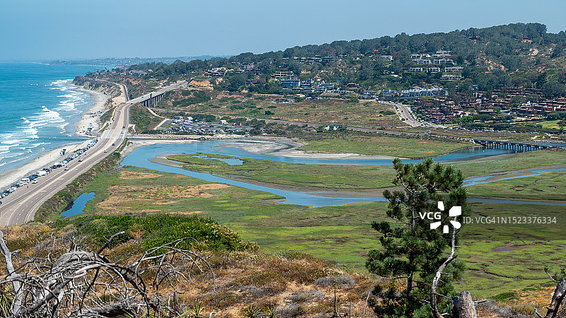 加州101号公路旁的洛斯佩纳斯基托斯泻湖和托里松州立海滩图片素材
