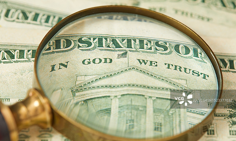 二十美元钞票和放大镜特写图片素材