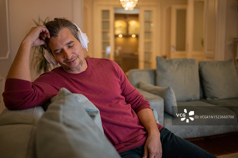 男人享受音乐图片素材