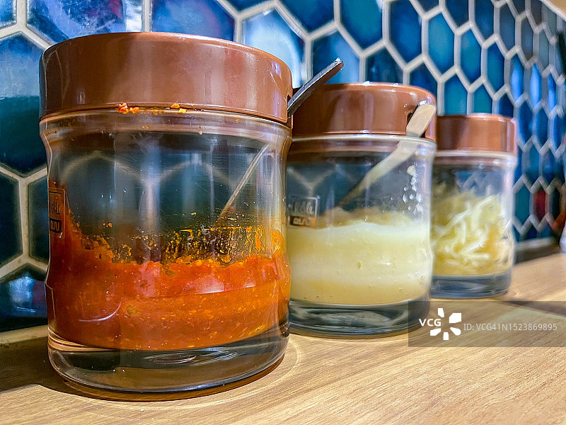 豆瓣酱、蒜蓉和泡姜，日式拉面店的柜台美食图片素材