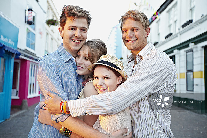 情侣在城市街道上拥抱图片素材