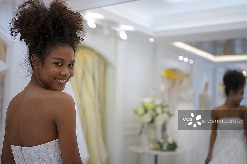 在婚纱工作室工作的企业家图片素材