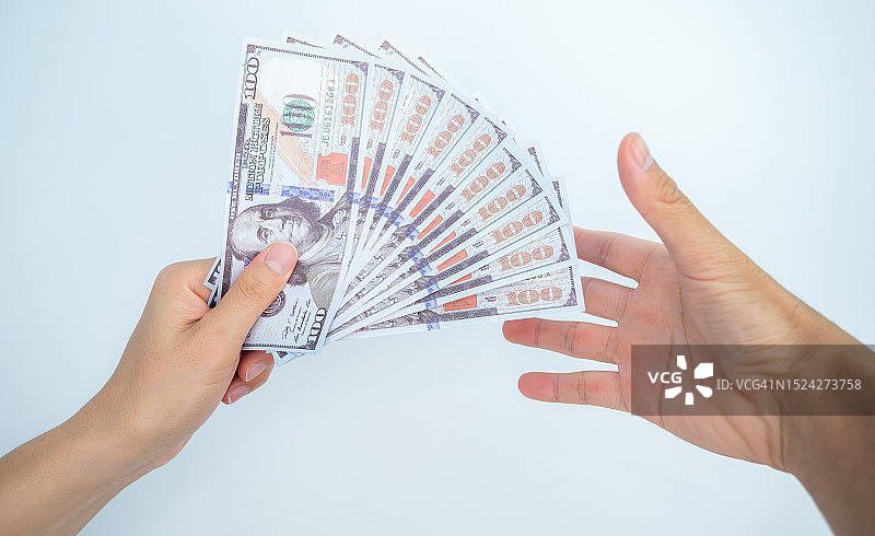 有人递给另一个人美元图片素材