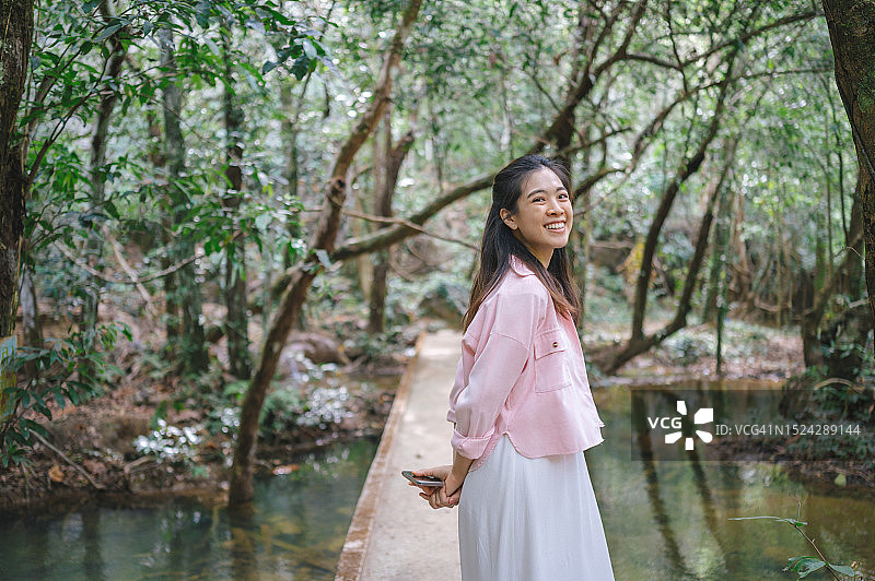 热爱自驾游的年轻女性在热带森林中探索图片素材