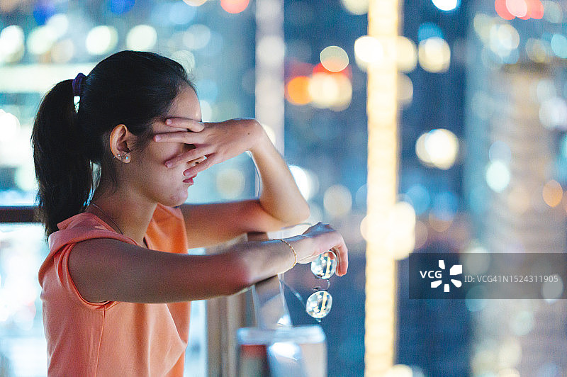 使用手机电脑等数码设备导致眼睛疲劳的亚洲Z世代图片素材