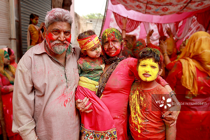 祖父母与孙女一同庆祝胡里节图片素材