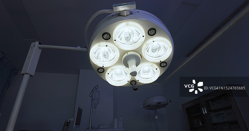 手术室里的手术灯图片素材
