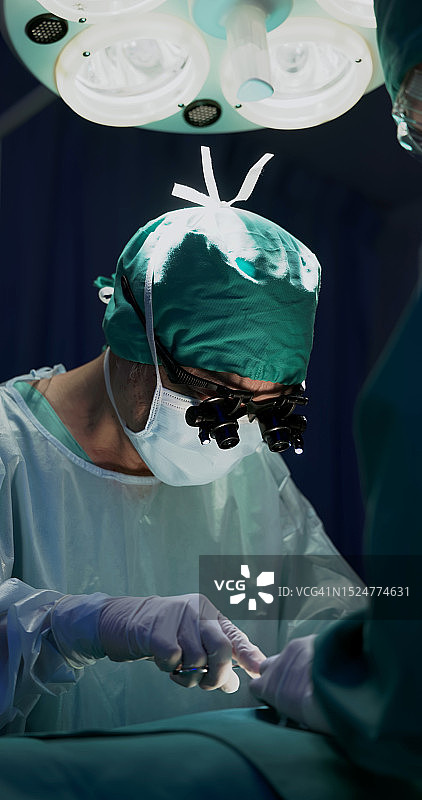 医院手术室里的外科医生图片素材