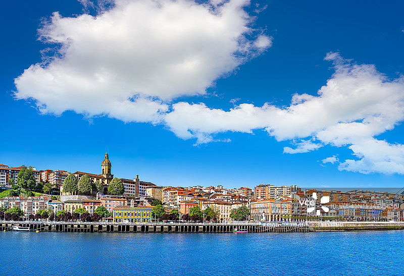 阳光明媚的比斯开巴斯克地区，毕尔巴鄂河畔葡萄牙莱特天际线图片素材