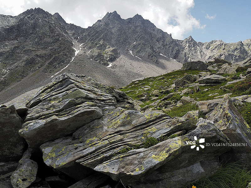 从莫吉罗洛湖看皮佐卡纳，莱文蒂纳山谷图片素材
