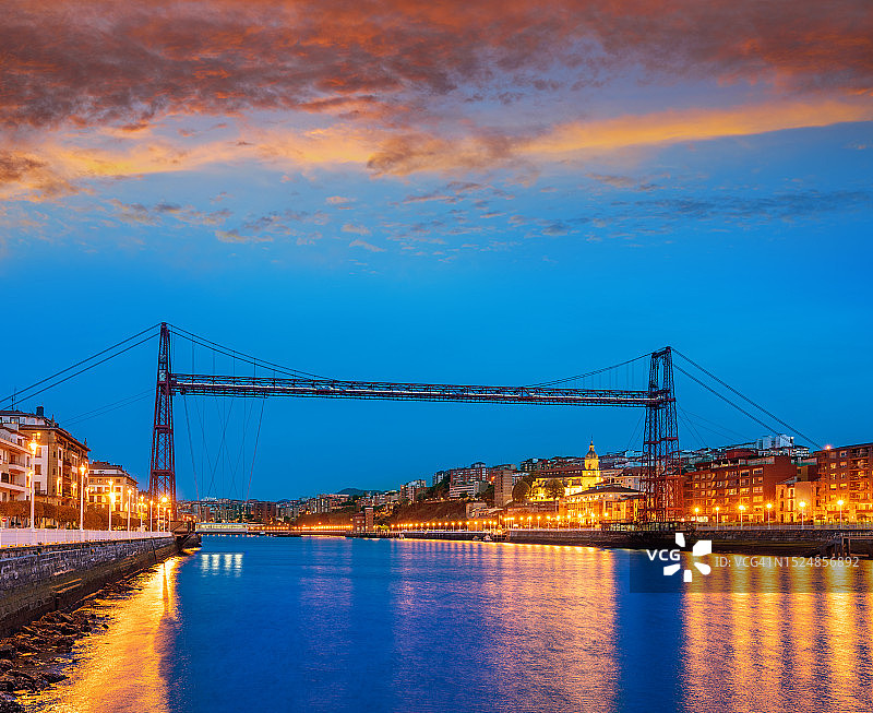 从葡萄牙莱特到格乔的维兹卡亚吊桥日落图片素材