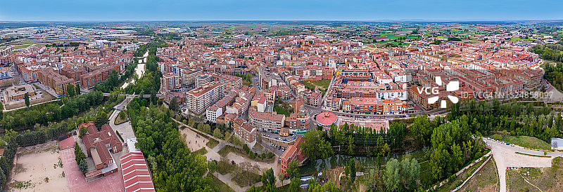 西班牙卡斯蒂利亚-莱昂自治区布尔戈斯省阿兰达德杜埃罗村鸟瞰图片素材