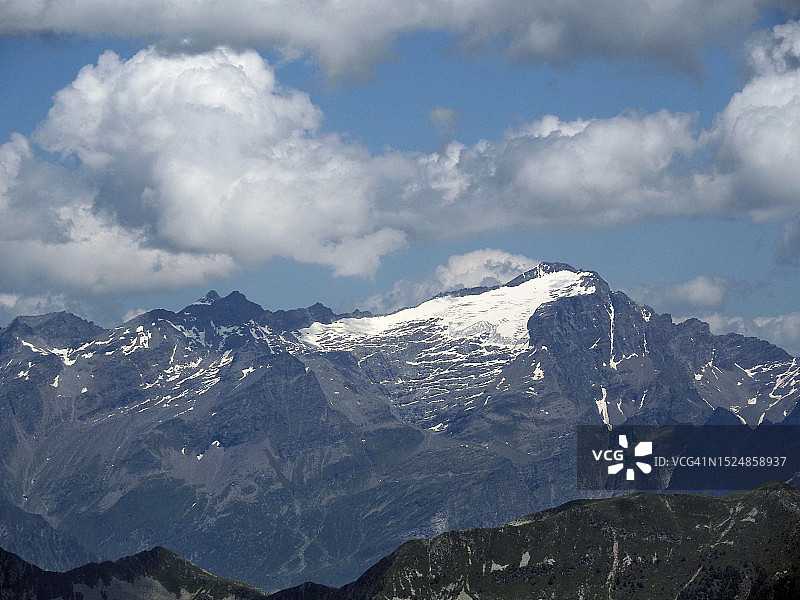 从莱文蒂纳山谷看阿杜拉冰川图片素材