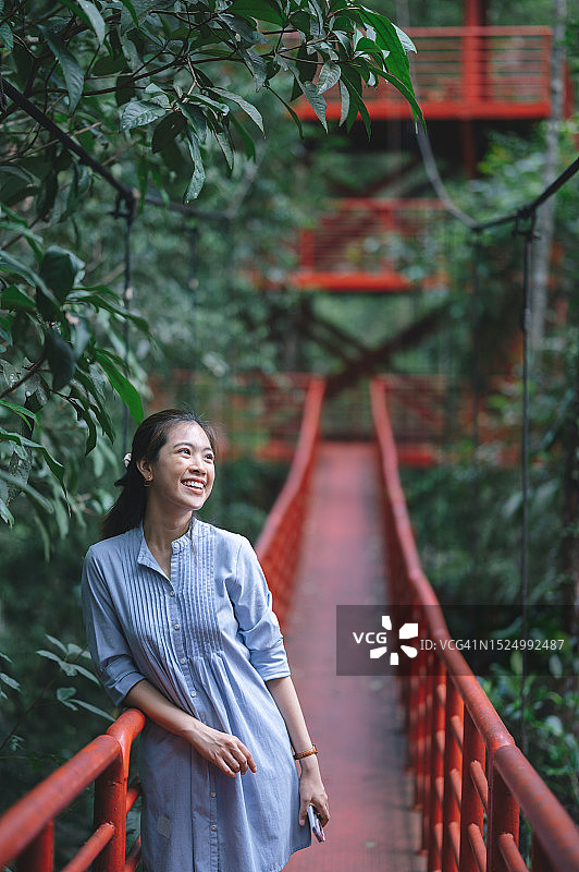 热爱自然的人在森林瀑布中深呼吸图片素材