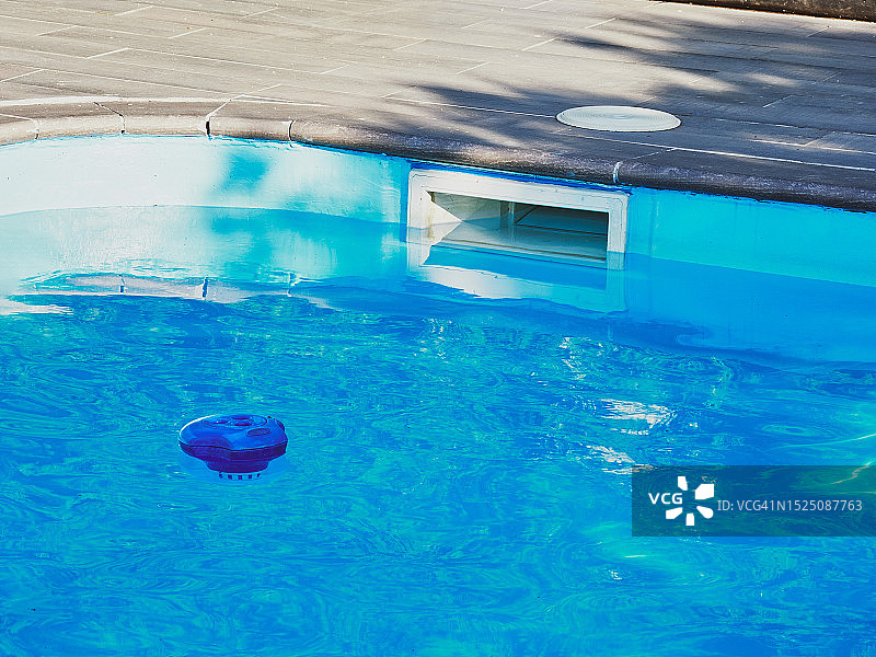 带有氯漂浮物的游泳池图片素材
