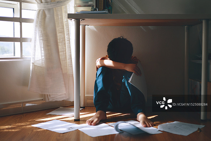 悲伤沮丧的亚洲男孩，背负学业压力图片素材