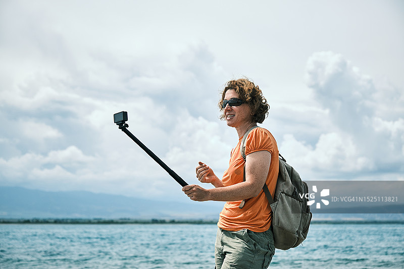 女人讲述湖岸之旅图片素材