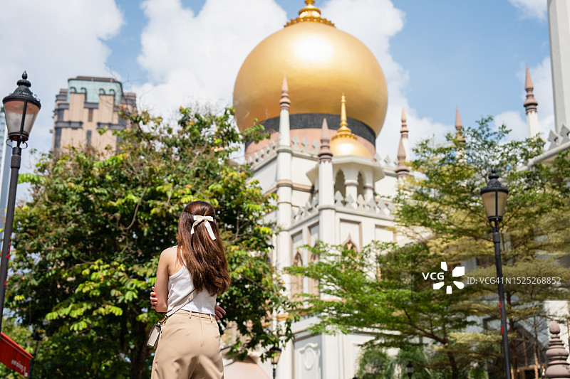 年轻女人新加坡旅行在苏丹清真寺前图片素材