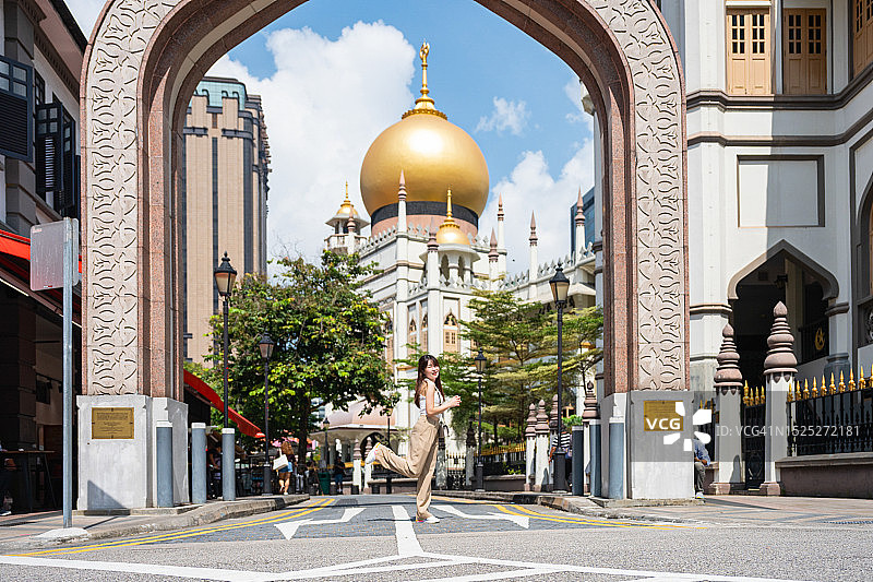 年轻女人新加坡旅行在苏丹清真寺前图片素材