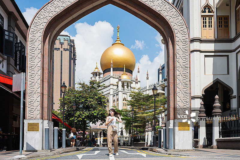 年轻女人新加坡旅行在苏丹清真寺前图片素材