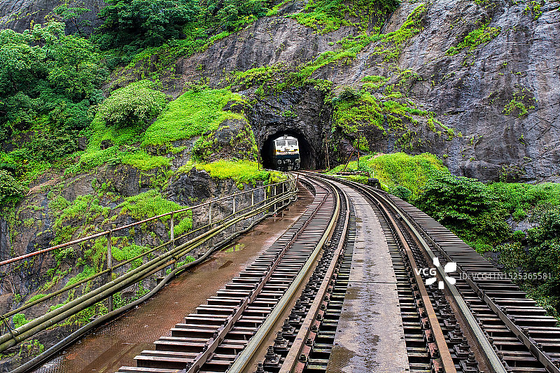从隧道中驶出的火车图片素材
