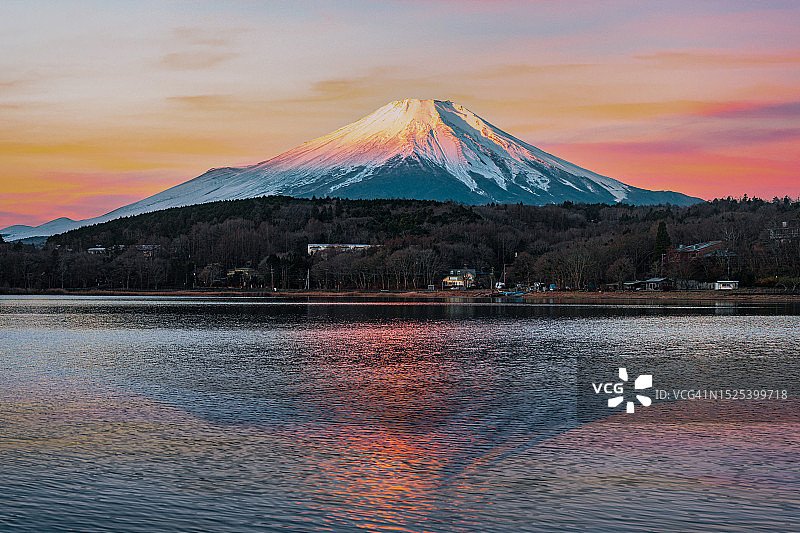 日本山中湖的富士山图片素材