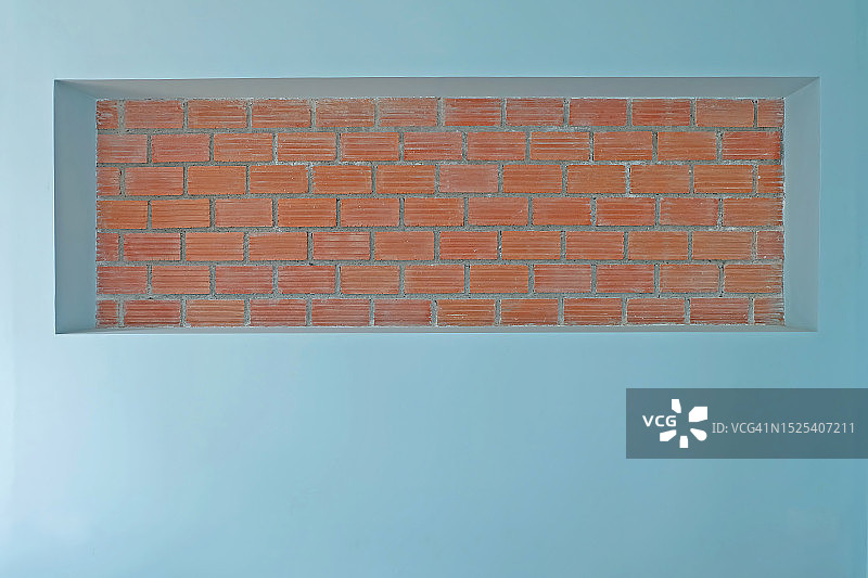 鲜艳蓝色墙面抽象砖砌图案——现代设计几何艺术图片素材