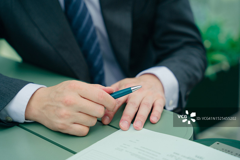 中国男性理财规划师与客户会面图片素材