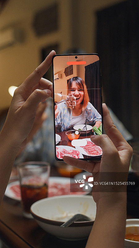 亚洲朋友新年在家吃火锅自拍合影（竖版）图片素材