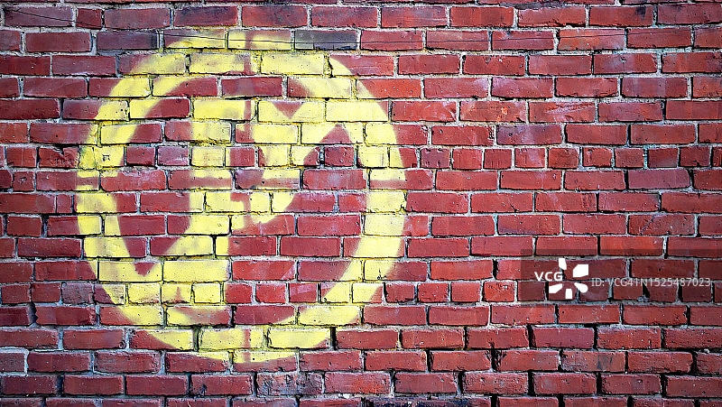 加拿大蒙特利尔砖墙上黄色的禁止停车标志图片素材