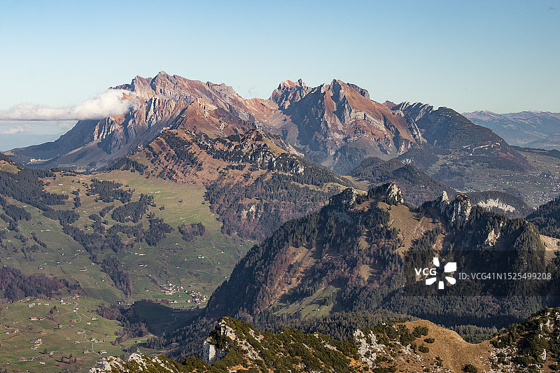 瑞士圣加仑阿姆登的蓝天山景图片素材