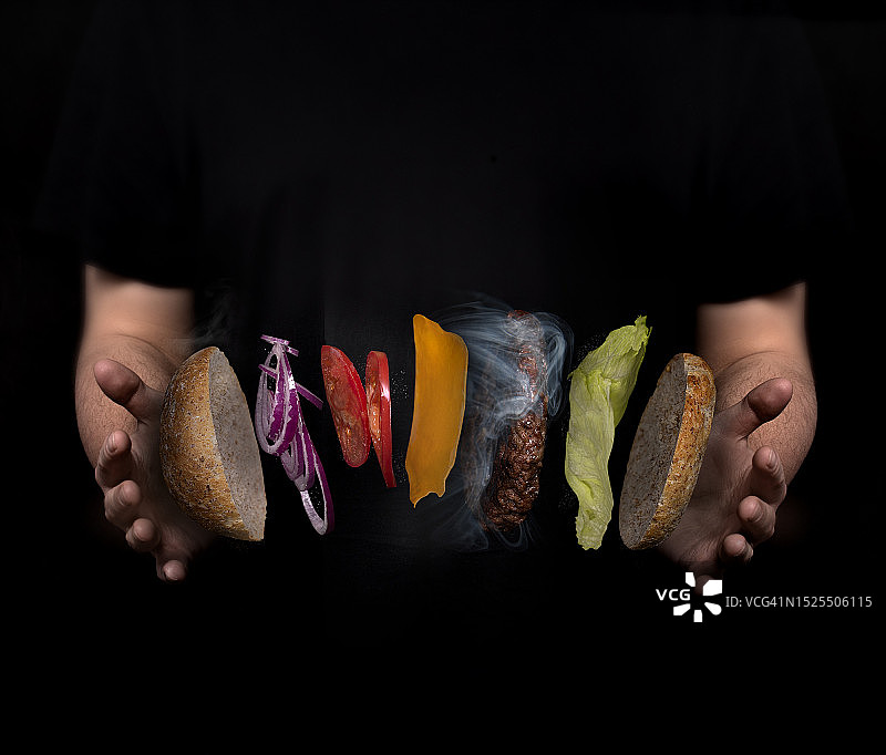 在黑色背景下手持鲜花的女性身体中部，波兰图片素材