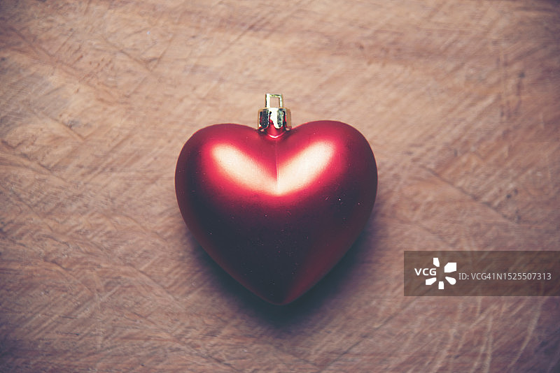 木桌上的心形高角度视图图片素材