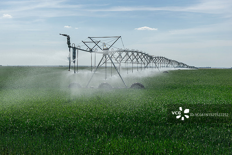 灌溉枢轴末端喷水图片素材