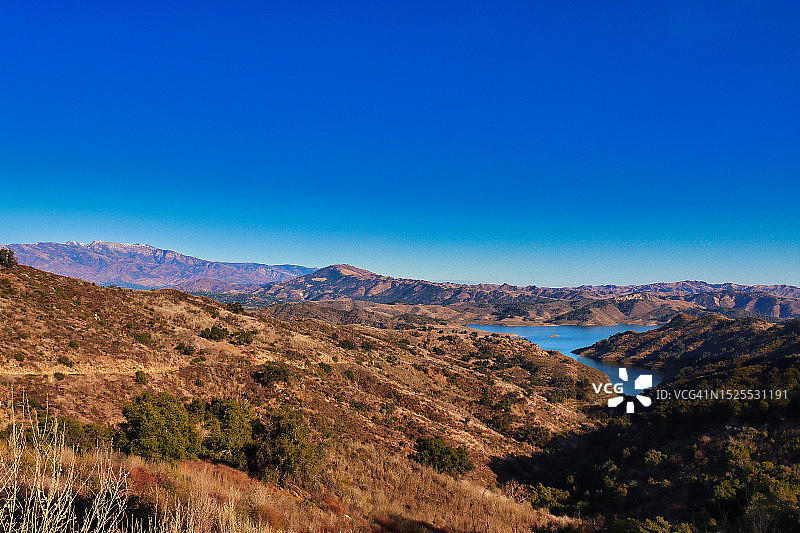 美国加州卡楚马湖的壮丽山景，晴朗蓝天图片素材