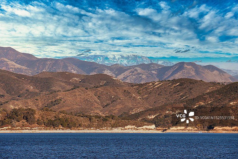 美国加利福尼亚卡楚马湖山景风光图片素材