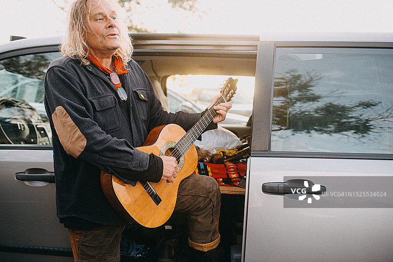 一位老人在货车里唱歌弹吉他图片素材