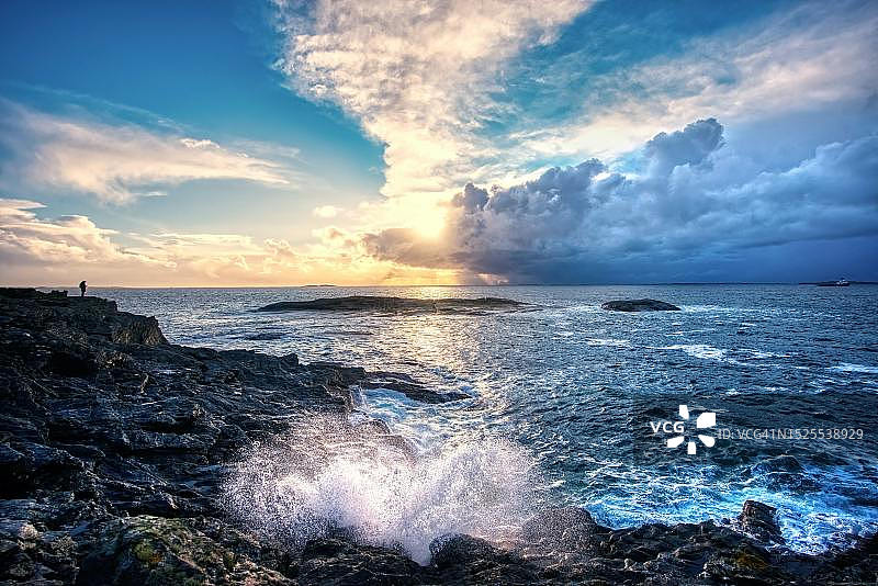 日落时大海对着天空的美景图片素材