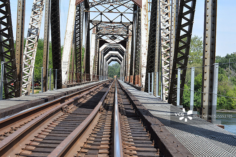 空旷的铁路桥图片素材