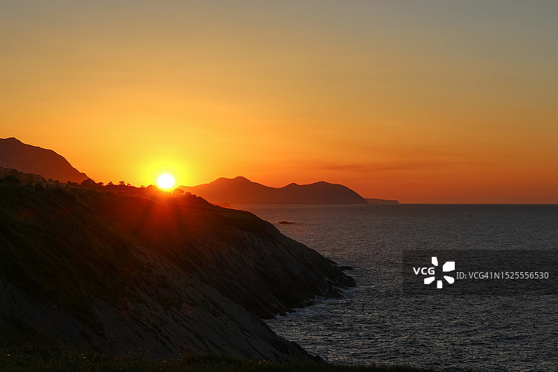 西班牙坎塔布里亚卡斯特罗·乌迪亚莱斯日落时分的海景图片素材