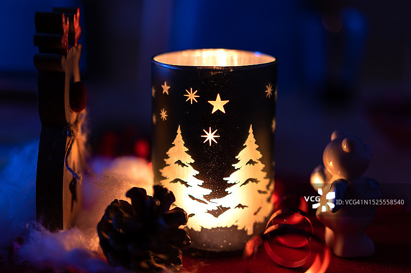 德国希尔兴巴赫桌上发光蜡烛特写图片素材