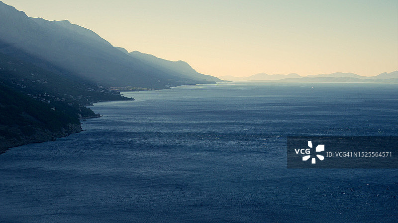 克罗地亚皮萨克：晴空下的海与山图片素材