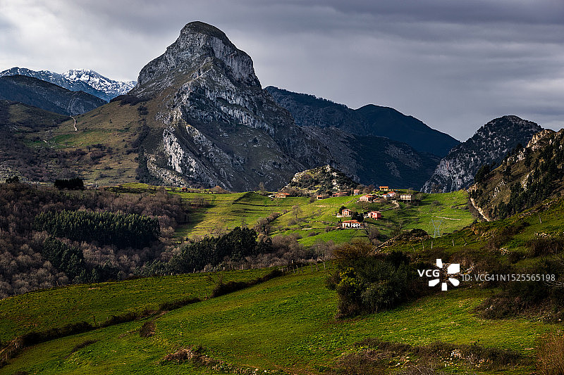 西班牙阿斯图里亚斯山脉的风景图片素材