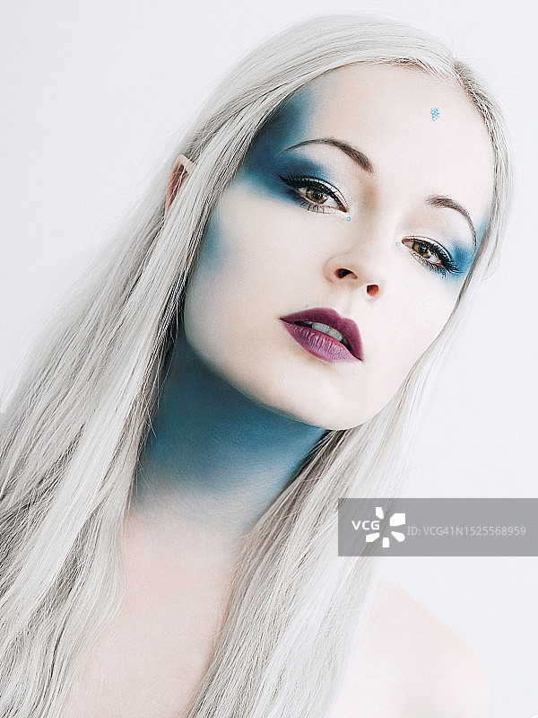 捷克，白背景下的化妆年轻女子特写图片素材