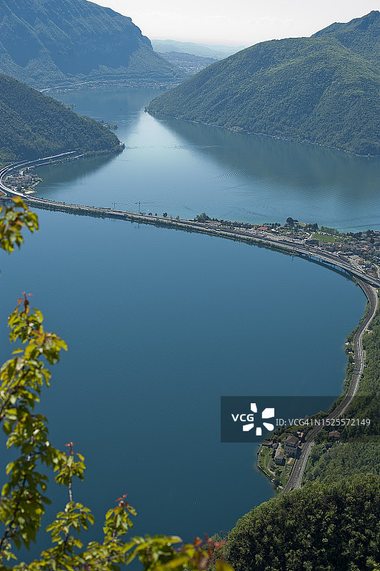 卢加诺湖泊山脉高角度景观，瑞士图片素材