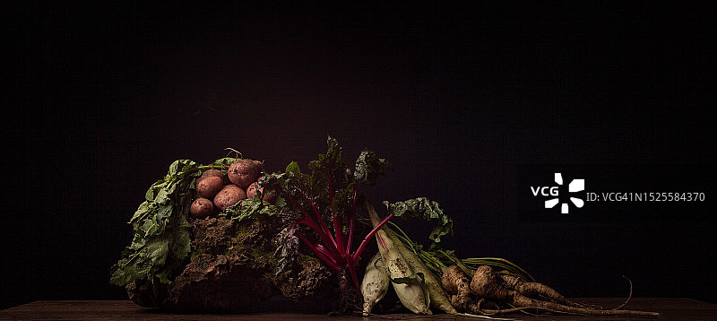 黑色背景下桌子上蔬菜的特写图片素材