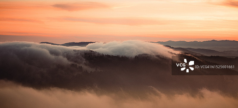 斯洛文尼亚伊德里亚戈雷尼诺瓦基日落云景图片素材