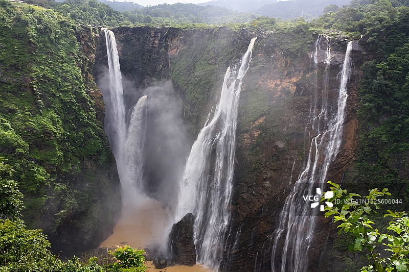 印度卡纳塔克邦焦格瀑布森林风光图片素材