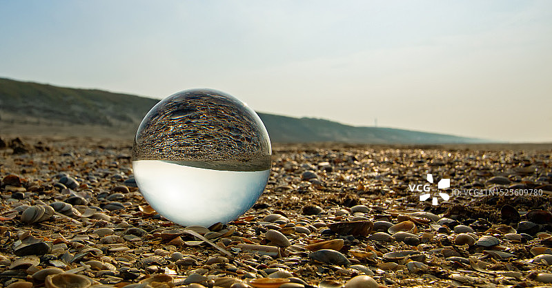 荷兰诺德韦克Langevelderslag海滩天空下的鹅卵石特写图片素材